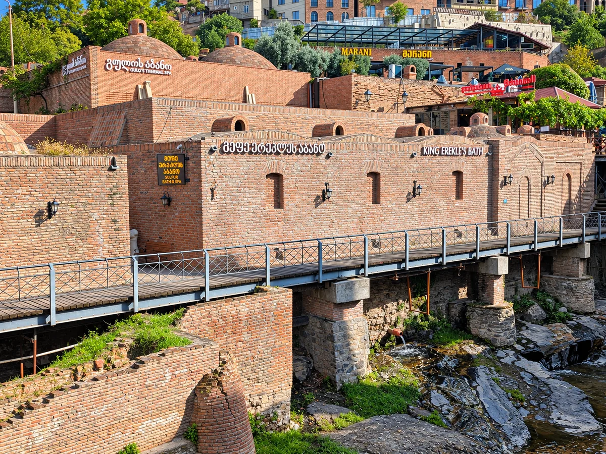 Cihlové kopule a lázně King Erekle's Bath nad potokem Tsavkisistsqali v Abanotubani, Tbilisi, Gruzie
