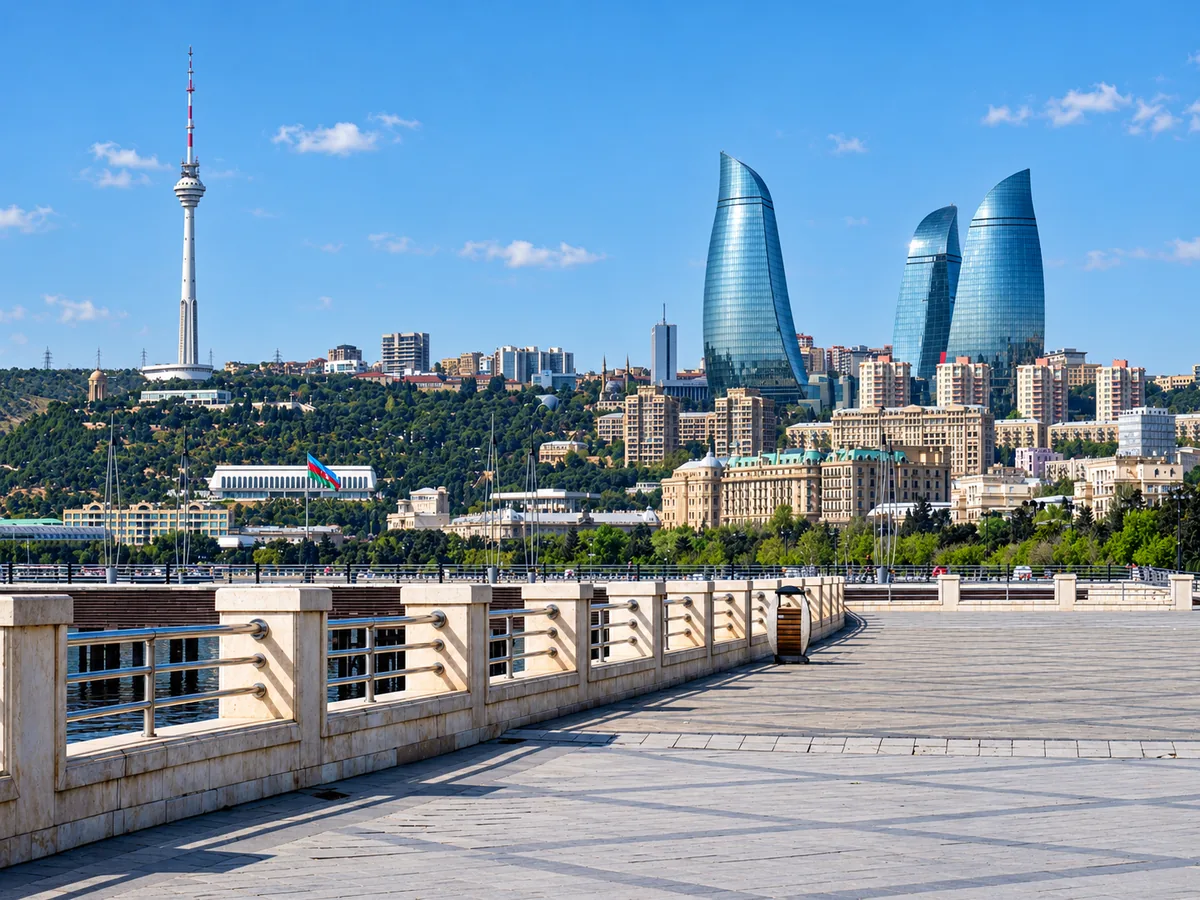 Panorama Baku nad Morzem Kaspijskim z Płomiennymi Wieżami i wieżą telewizyjną nad miastem