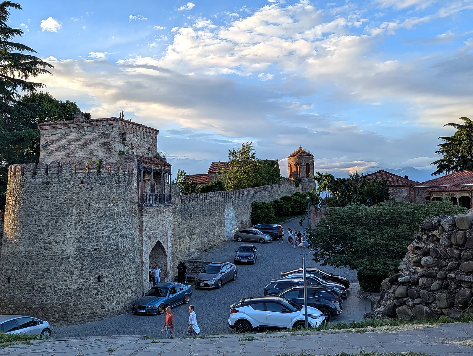 Festungsmauern und Turm der Batonis-Zikhe-Festung in Telawi, Kachetien, Georgien, im warmen Abendlicht