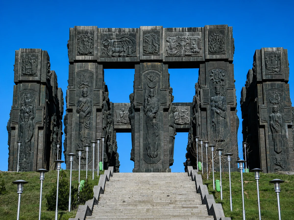 Die große Freitreppe hinauf zu den kolossalen Reliefpfeilern des Denkmals Chronik Georgiens, Tiflis, Georgien
