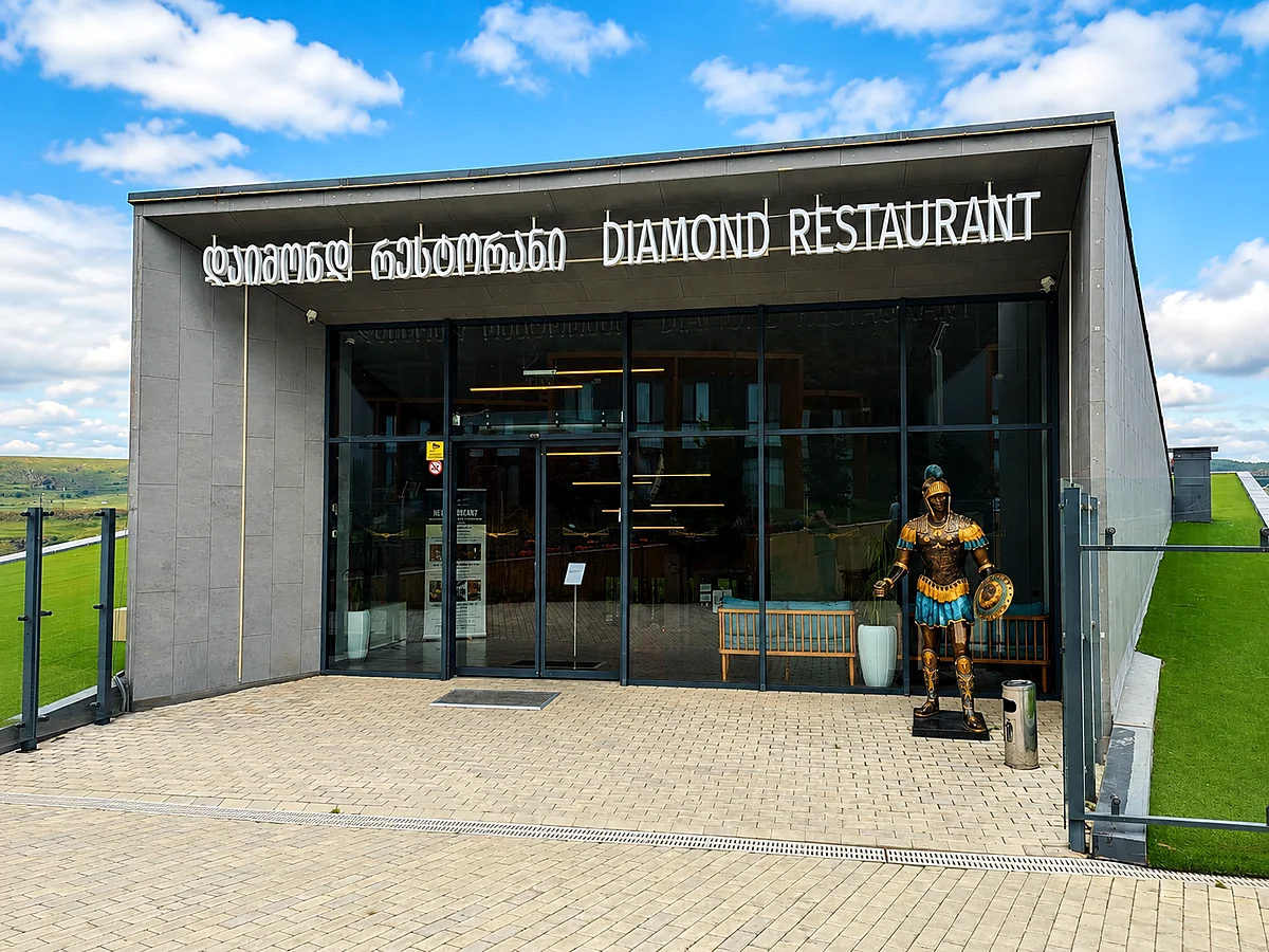 Budova Diamond Restaurant u kaňonu Dashbashi poblíž Tsalky, Dolní Kartlie, Gruzie