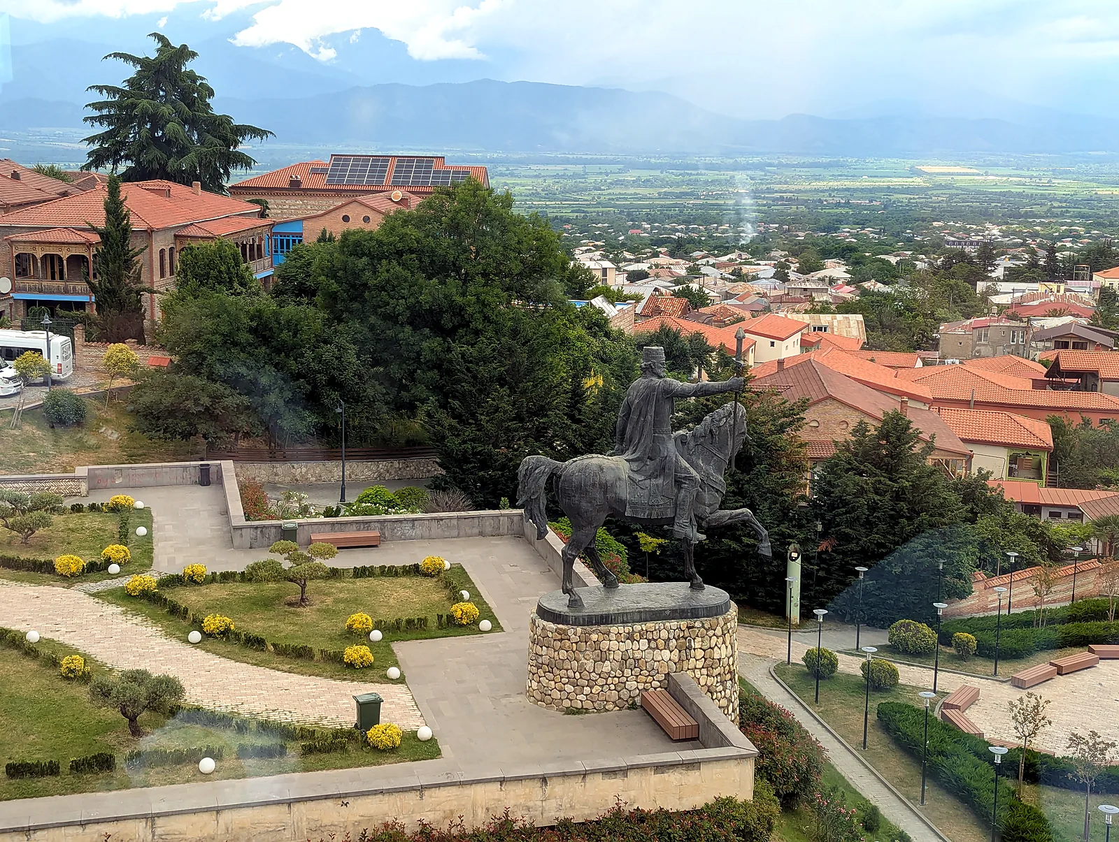 Bronzenes Reiterstandbild von König Erekle II. im Zentrum von Telawi, Kachetien, Georgien, über dem Alazani-Tal