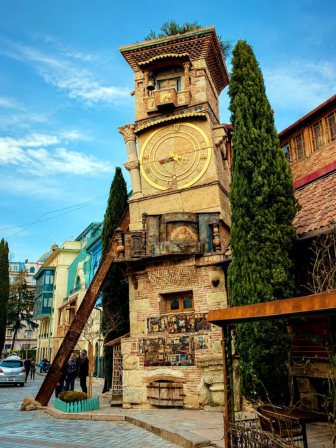 La tour de l'horloge penchée de Rezo Gabriadze dans le vieux Tbilissi, Géorgie
