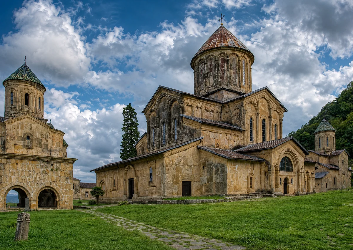 El monasterio de Gelati en su ladera cerca de Kutaisi, Imereti, Georgia