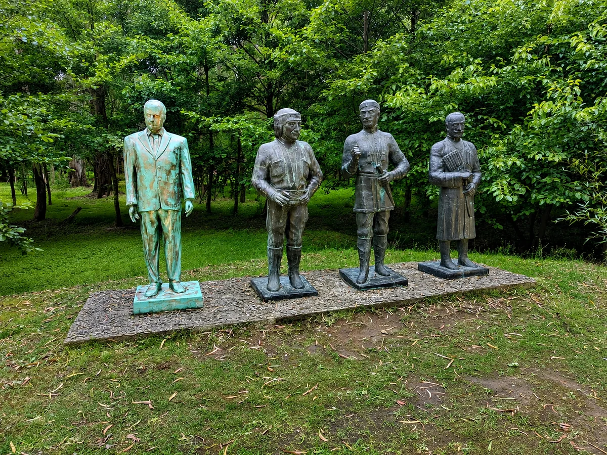 Estatuas de bronce de célebres músicos georgianos con atuendo moderno y tradicional en el Parque de los Músicos de Shekvetili, Georgia