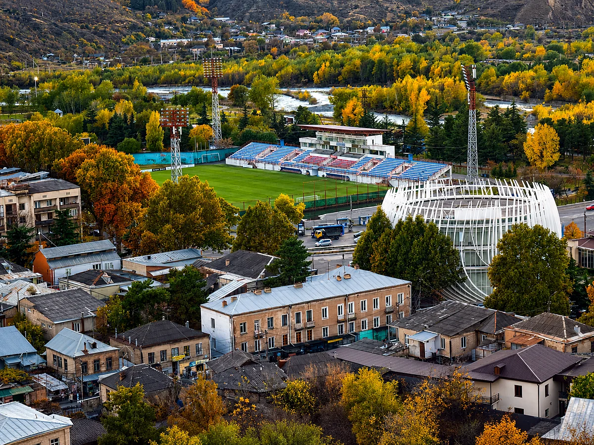 Vista aérea de Gori con su estadio y el casco antiguo otoñal junto al río, Shida Kartli, Georgia