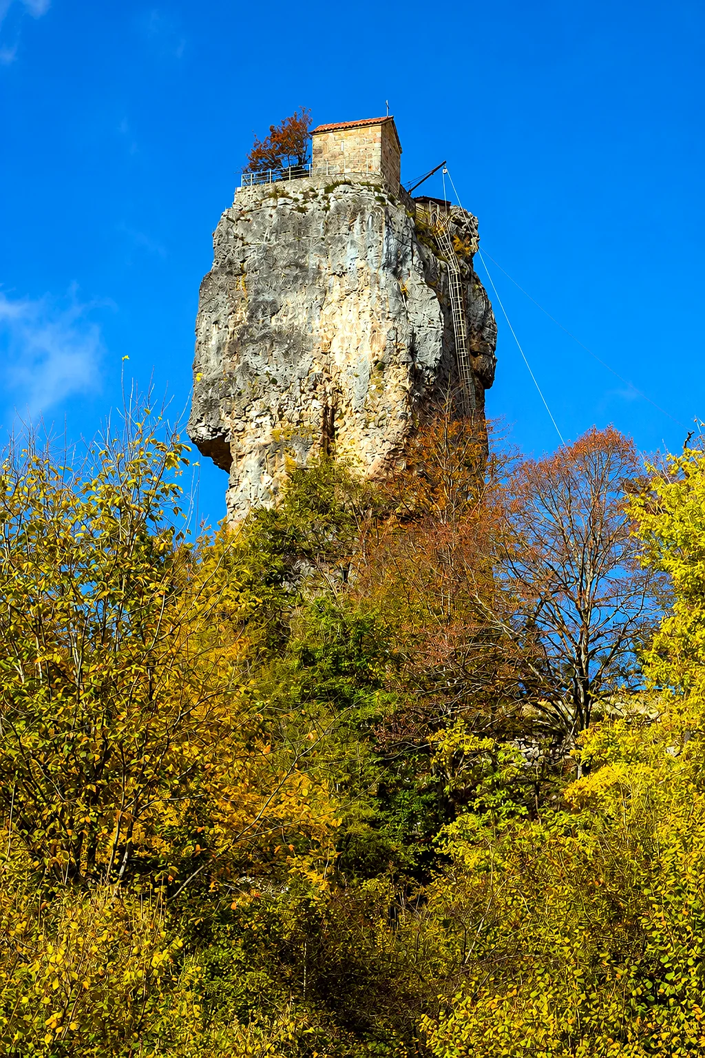 Katskhijský sloup tyčící se nad podzimním lesem, u Čiatury, Imeretie, Gruzie