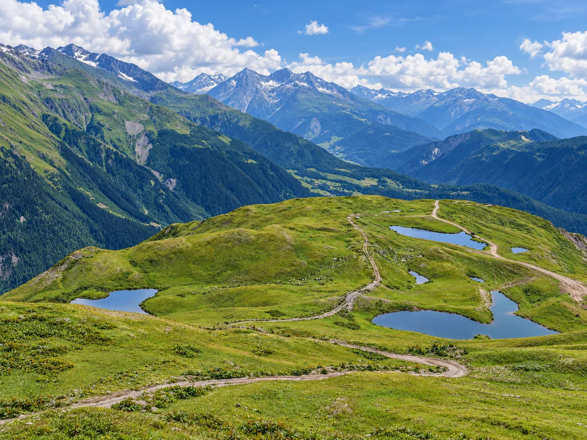 Het ruige 4WD-spoor dat over het met meren bezaaide Koruldi-plateau slingert, Svaneti, Georgië