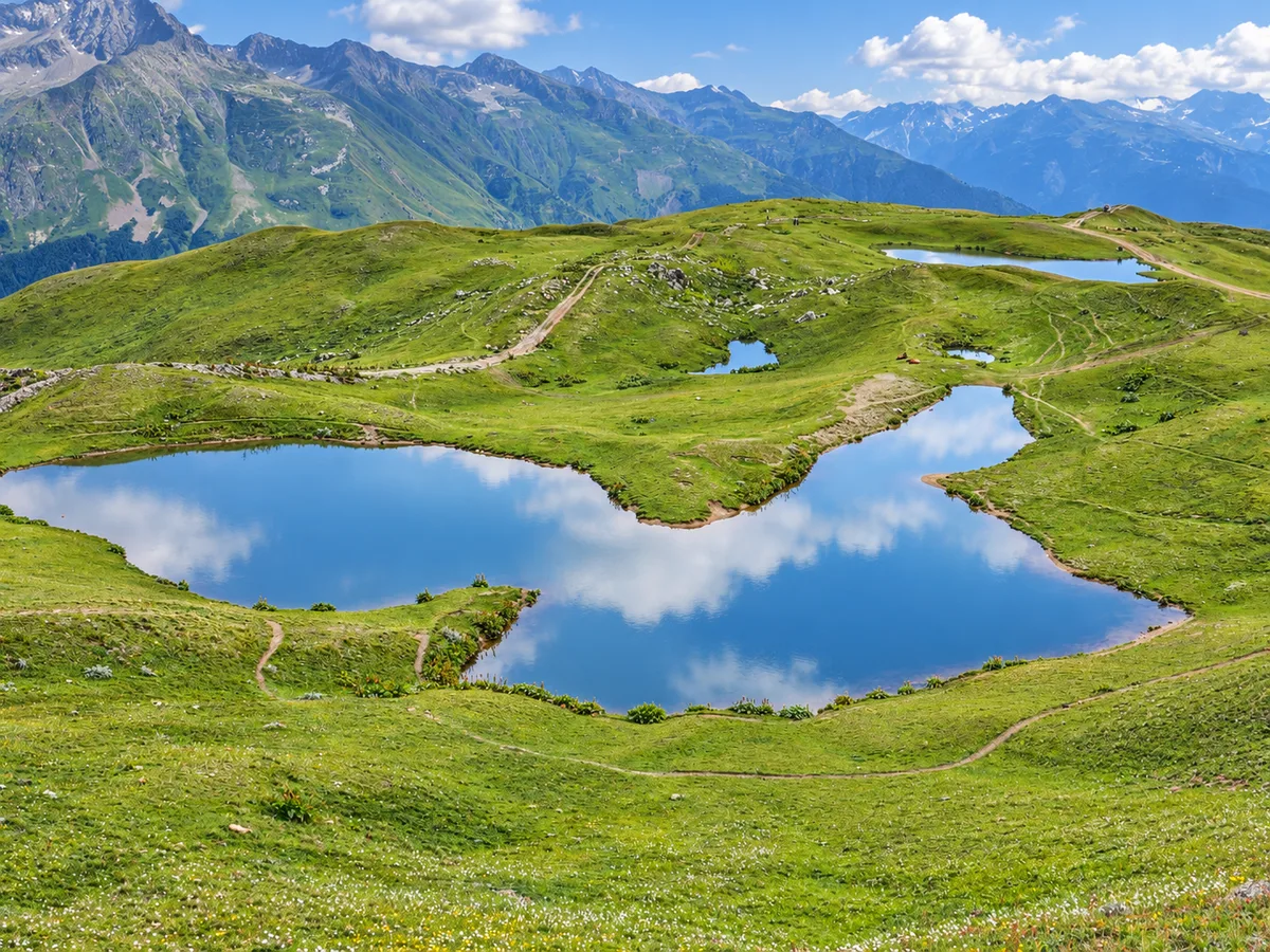Twee van de Koruldi-meren verbonden door graspaden op de open bergkam, Svaneti, Georgië
