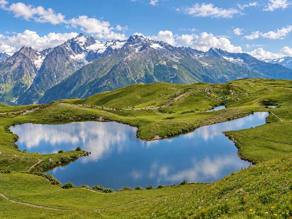 Het open Koruldi-plateau met zijn cluster kleine alpiene meren onder de toppen van Svaneti, Georgië