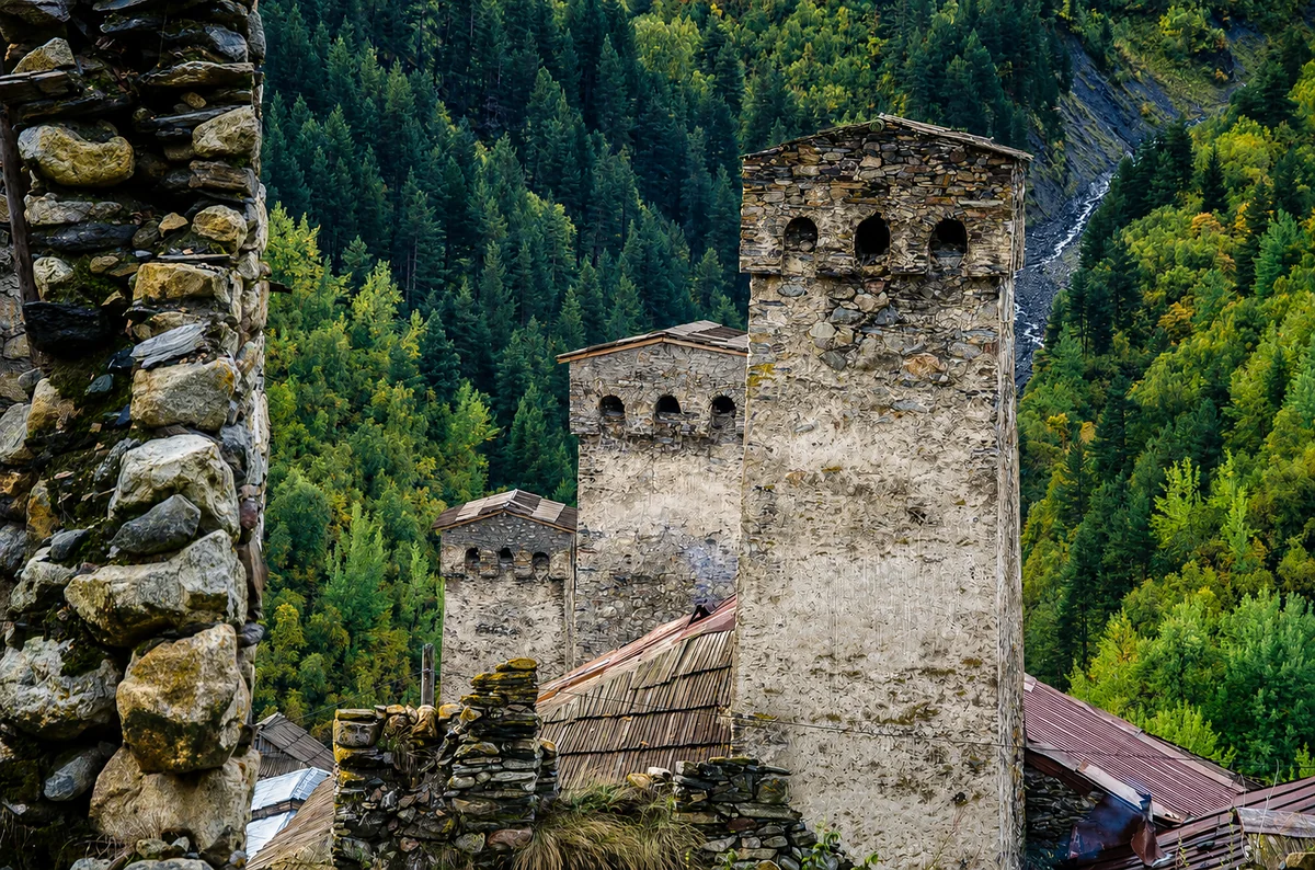 Steinerne swanische Wohntürme in Mestia, Swanetien, Georgien
