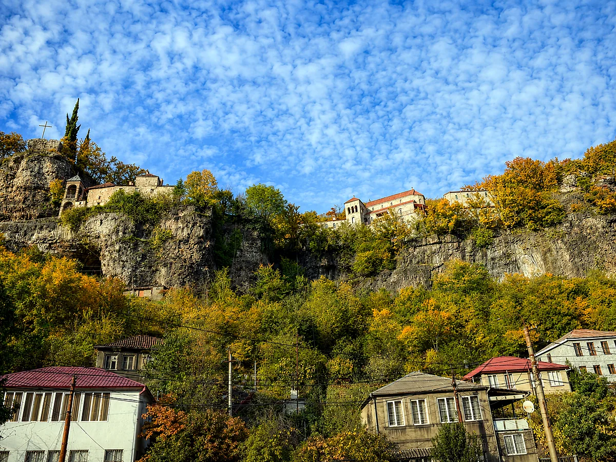 Klášter Mghvimevi vestavěný do skalní stěny nad Čiaturou, Imeretie, Gruzie