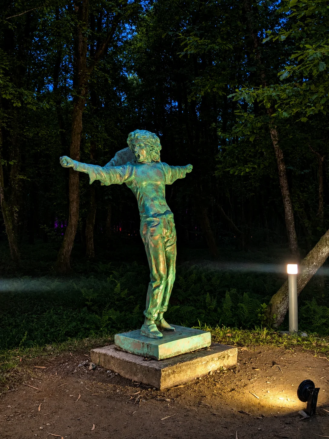 Una estatua de bronce de Michael Jackson en plena pose, iluminada al anochecer en el Parque de los Músicos de Shekvetili, Georgia