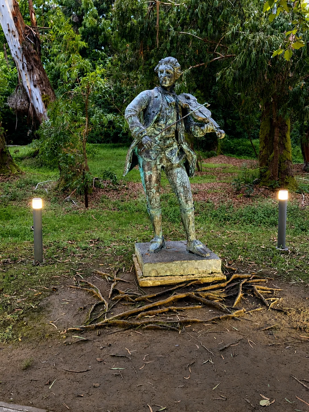Una estatua de bronce de Wolfgang Amadeus Mozart tocando el violín en el Parque de los Músicos de Shekvetili, Georgia