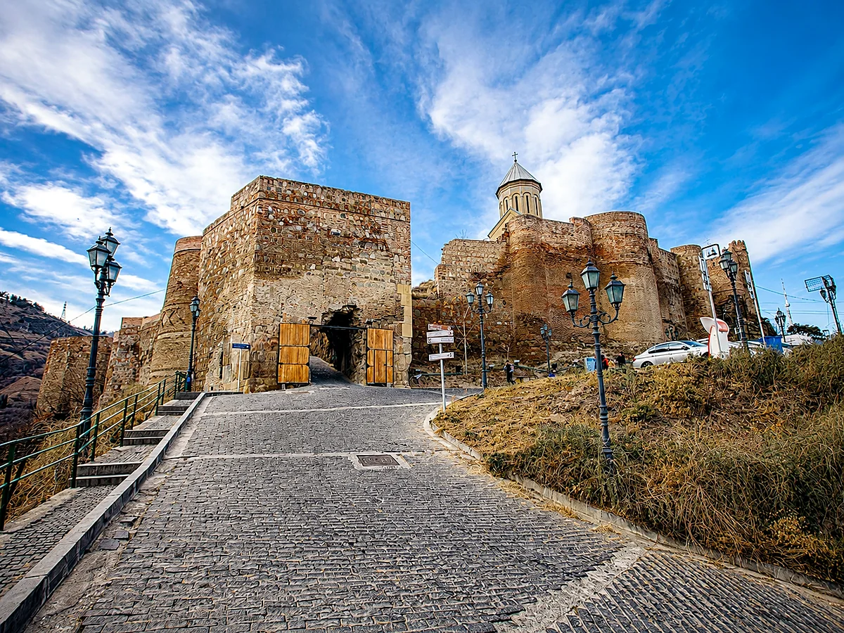 Les murs de pierre et l'église Saint-Nicolas de la forteresse de Narikala au-dessus du vieux Tbilissi, Géorgie