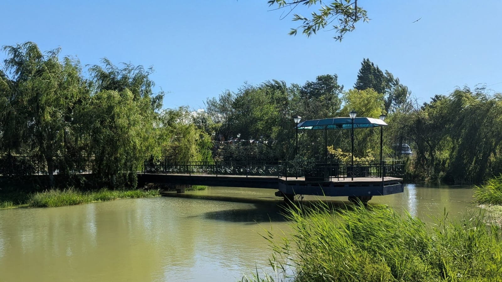 Passerelle et pavillon au bord du lac dans le Parc central de Rustavi