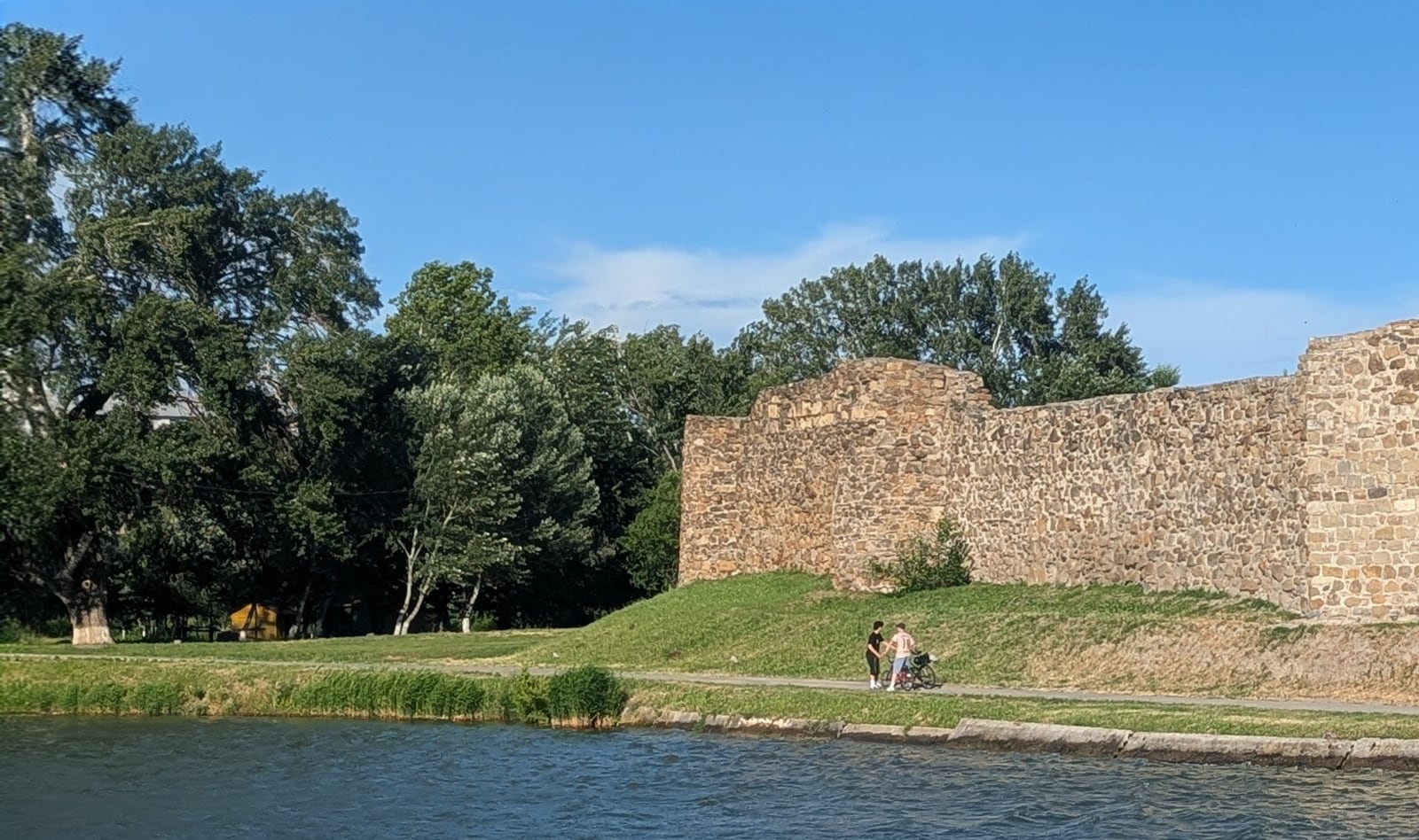 Vestiges historiques des murs de la Forteresse de Rustavi