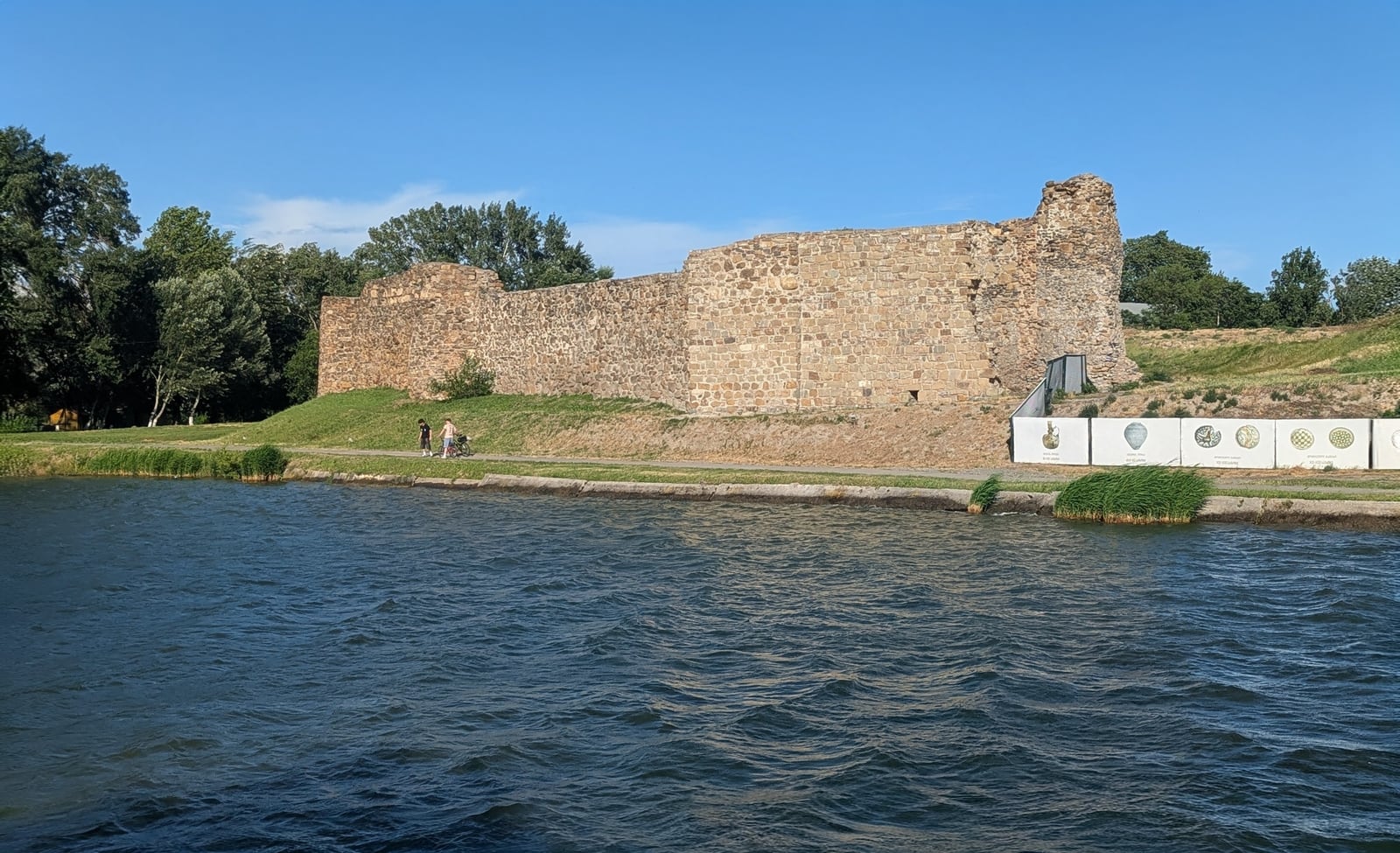 Murs de pierre de la Forteresse de Rustavi au bord de l'eau, à Rustavi, en Géorgie