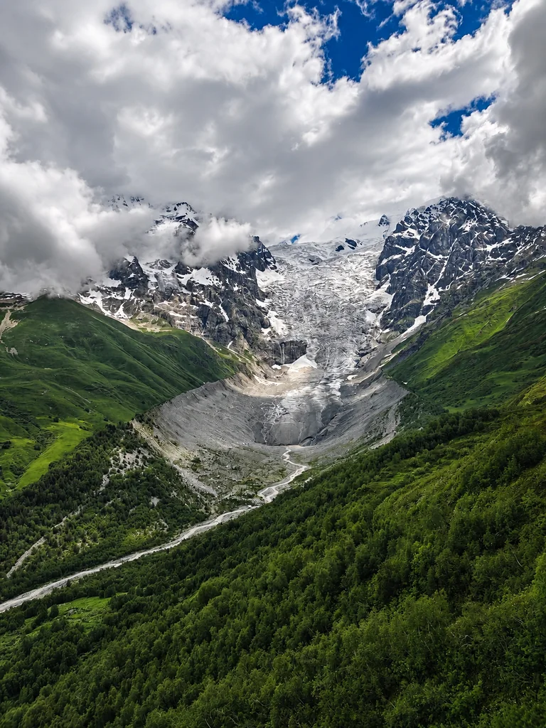 Der Shkhara-Gletscher am Talschluss des Enguri oberhalb von Ushguli, Swanetien, Georgien