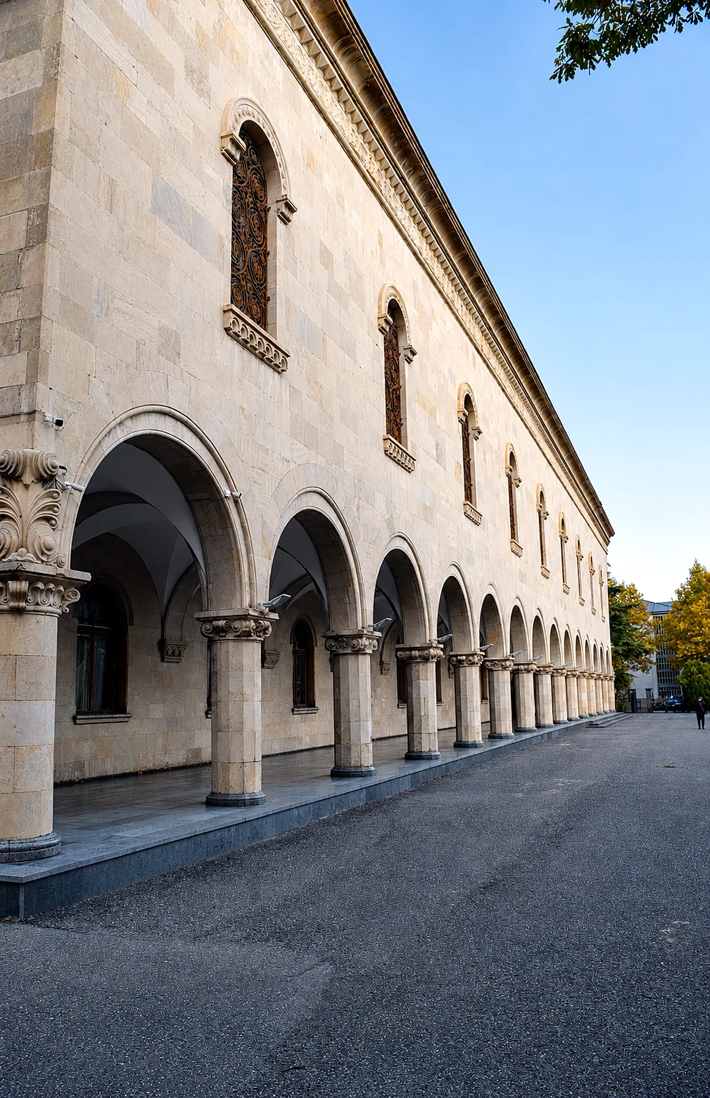 Kamenné arkády a lomená okna Muzea Josifa Stalina v Gori, Vnitřní Kartlie, Gruzie