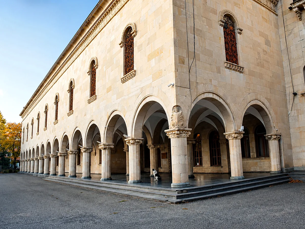 Las arcadas de arenisca del Museo de Iósif Stalin en Gori, Shida Kartli, Georgia