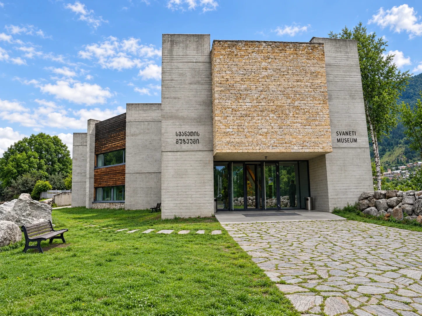 Modernes Gebäude aus Stein und Beton des Swaneti-Museums für Geschichte und Ethnographie in Mestia, Georgien