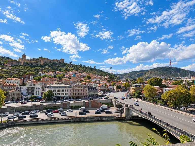 Staré Město Tbilisi pod pevností Narikala, s kabinou lanovky Rike–Narikala nad mostem Metekhi a řekou Mtkvari, Gruzie