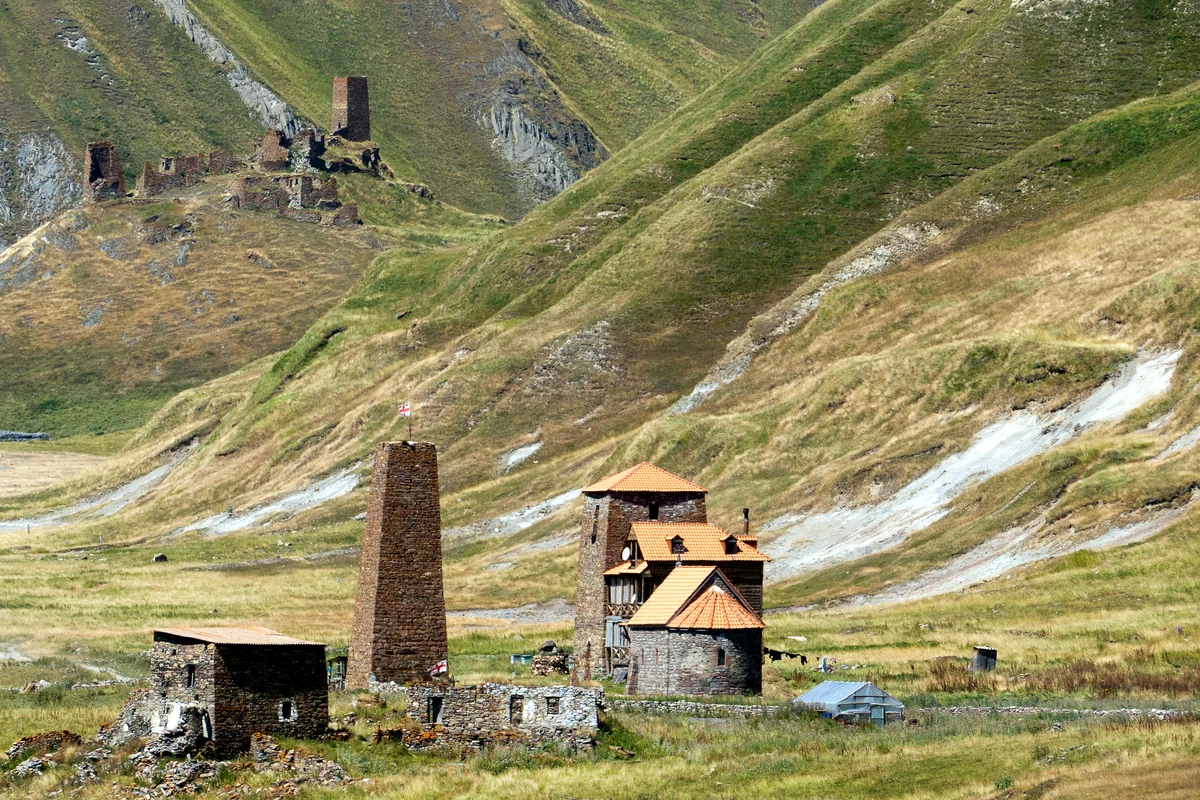Kamenná obranná věž a kostel v údolí Truso, Mtskheta-Mtianeti, Gruzie