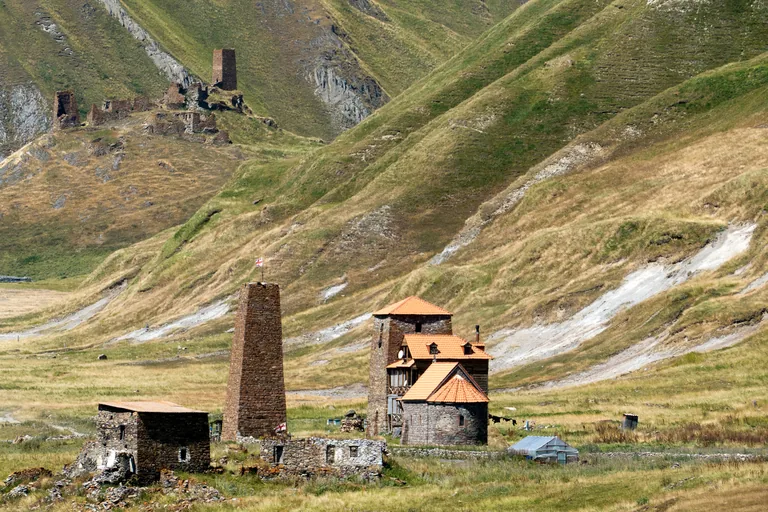 Kamenná věž a kostel v odlehlém údolí Truso poblíž Kazbegi, Gruzie
