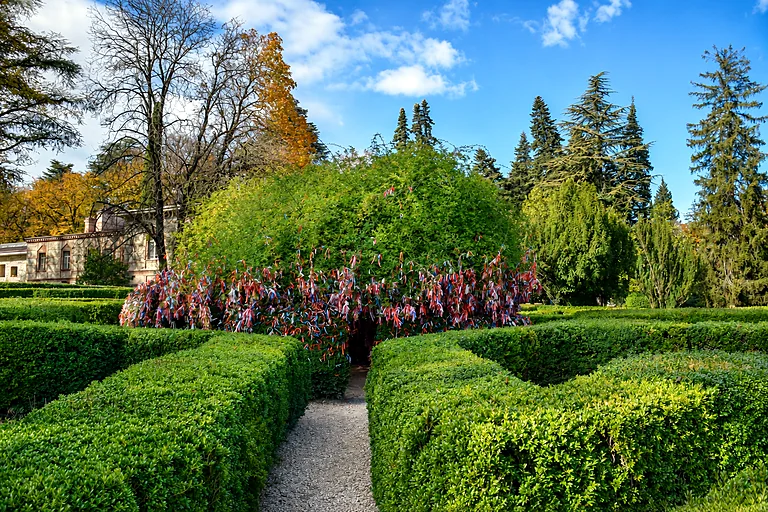 Das Herrenhaus des Anwesens Zinandali aus dem 19. Jahrhundert und seine angelegten Gärten in Herbstfarben, Kachetien, Georgien