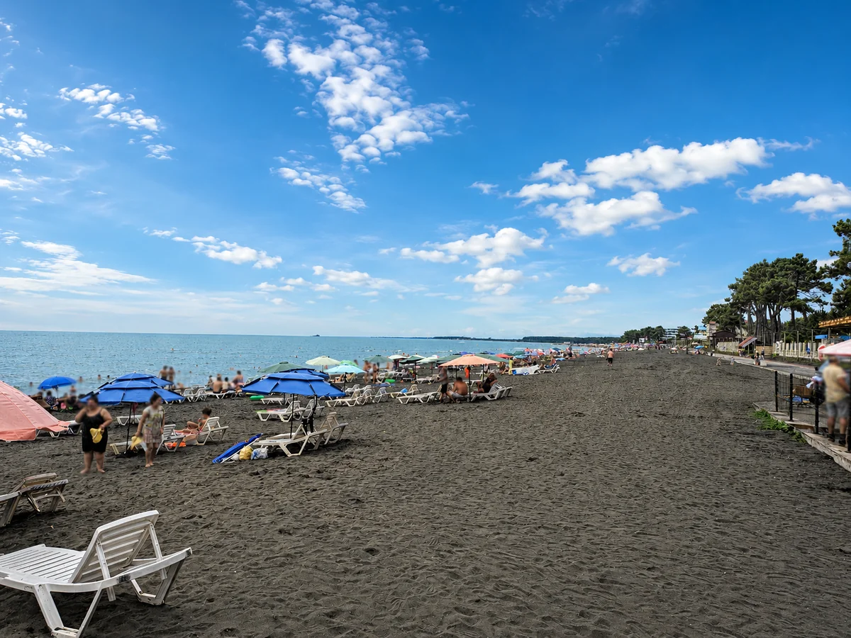 Sommernachmittag am schwarzen Sandstrand von Ureki, Gurien, Georgien