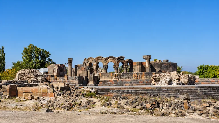 De ruïnes van de 7e-eeuwse kathedraal van Zvartnots, de ronde zuilenbouw open naar de hemel, Armavir, Armenië