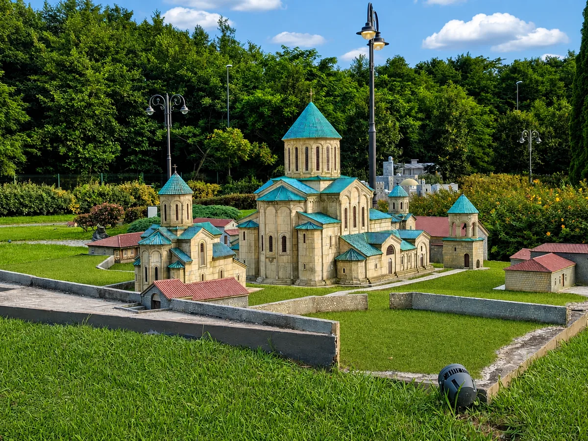 Modèle réduit du monastère de Gélati aux toits de tuiles turquoise au parc Georgia in Miniatures à Shekvetili, Géorgie
