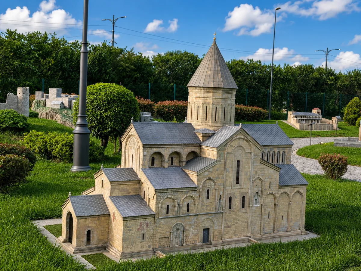 Modèle réduit de la cathédrale de Svetitskhoveli et de sa haute coupole conique au parc Georgia in Miniatures à Shekvetili, Géorgie