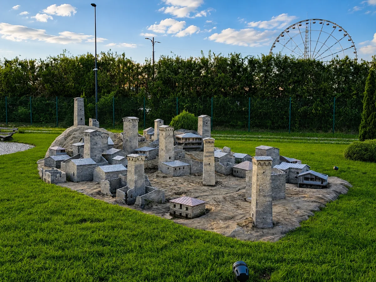 Modèle réduit des tours-maisons svanes médiévales d'Ouchgouli au parc Georgia in Miniatures à Shekvetili, Géorgie