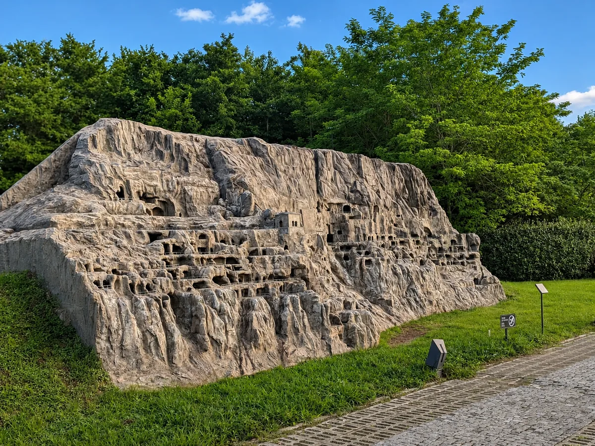 Modèle réduit du monastère troglodyte de Vardzia creusé dans une falaise au parc Georgia in Miniatures à Shekvetili, Géorgie