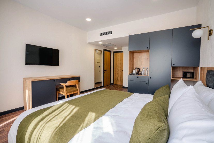 Przestronny pokój Junior Suite z luksusowym wyposażeniem w hotelu Akhaltsikhe Inn