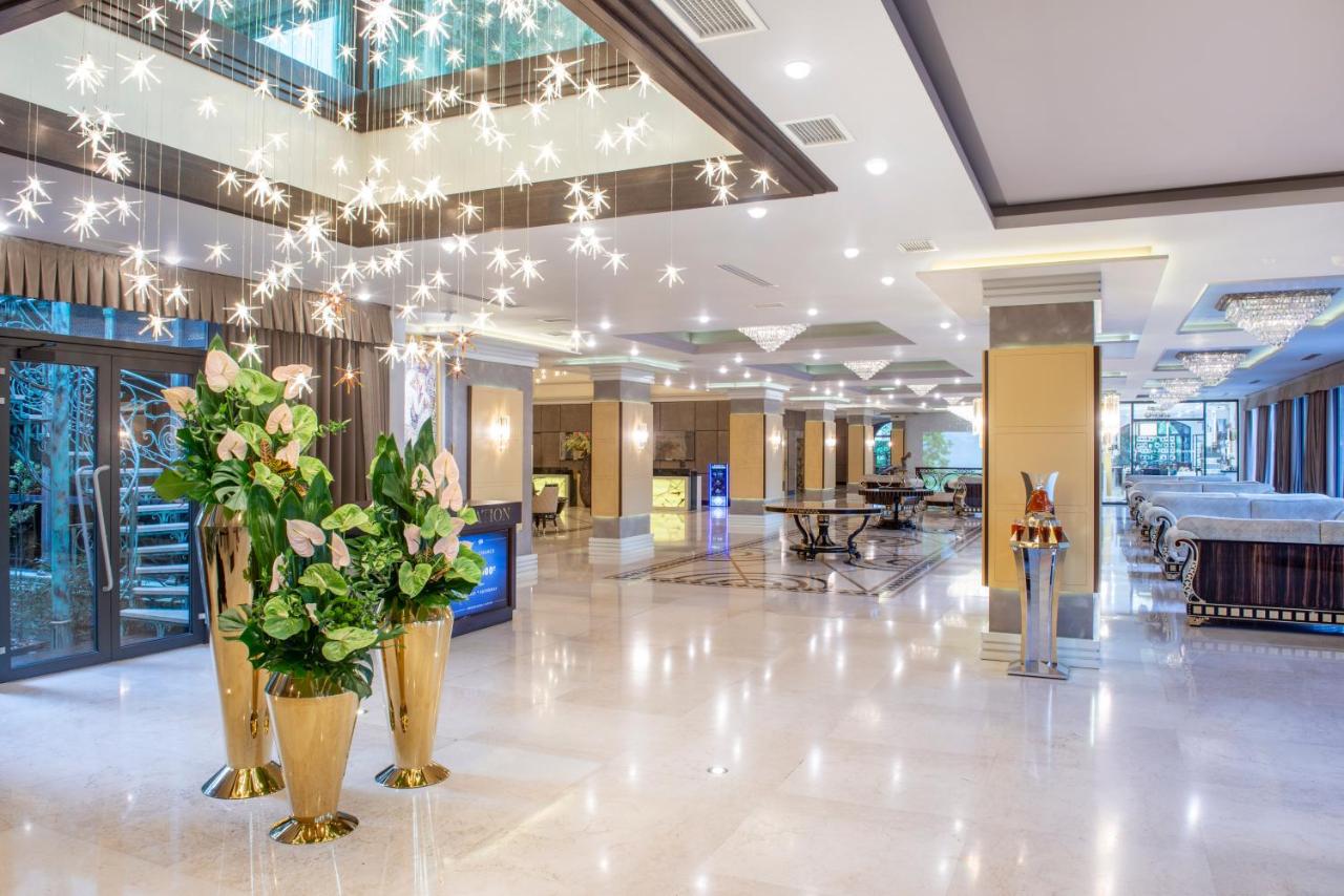 Lobby des Ambassadori Tbilisi Hotel mit Kronleuchter und Marmorboden