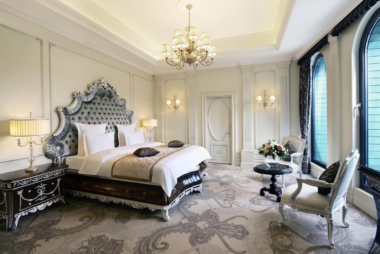 Elegantes klassisches Gästezimmer im Ambassadori Tbilisi Hotel