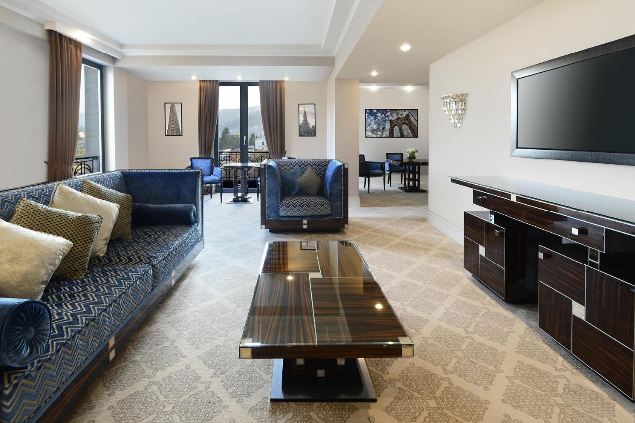 Wohnbereich einer Suite im Ambassadori Tbilisi Hotel mit Stadtblick