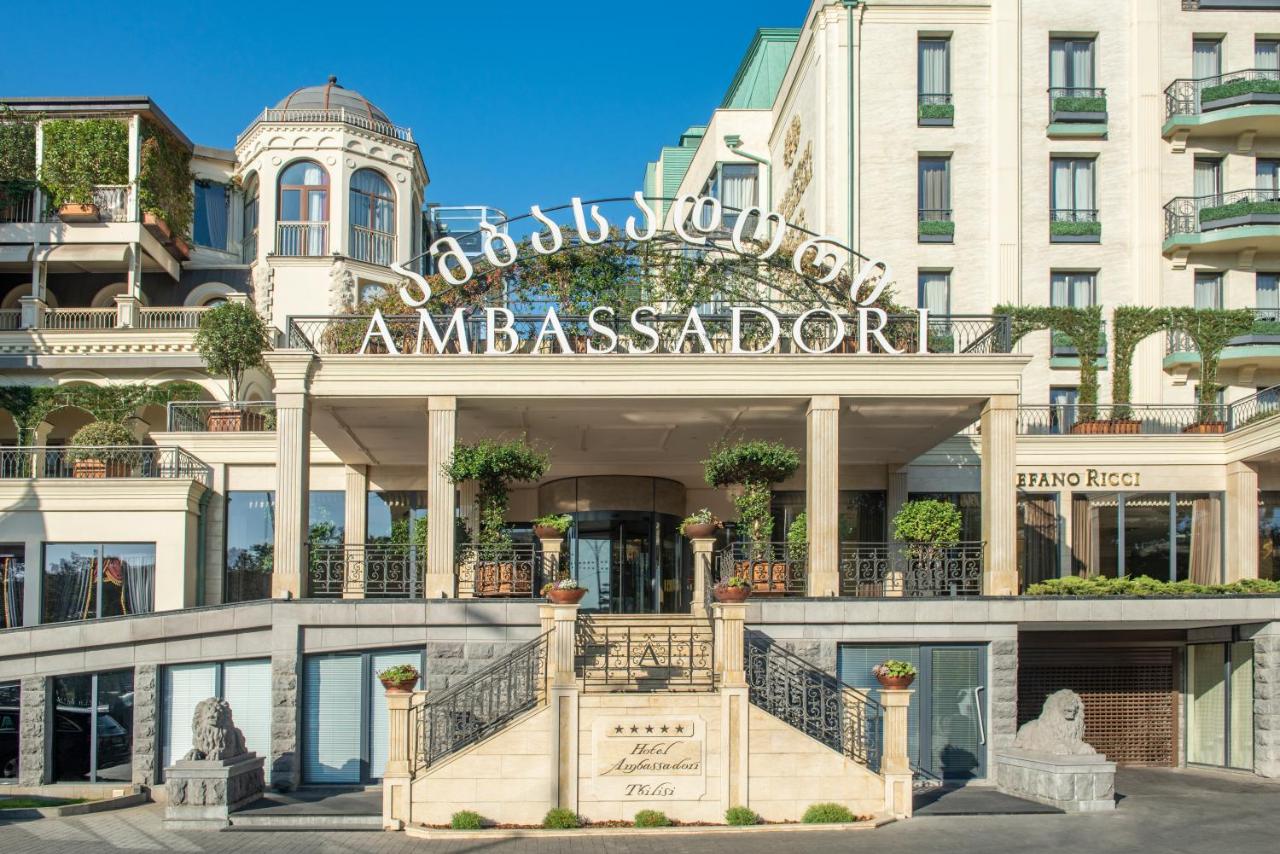 Eingang und Fassade des Ambassadori Tbilisi Hotel im Stadtzentrum, Georgien