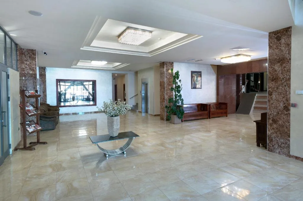 Salon et hall de l'Ani Central Inn à Erevan, avec coin salon