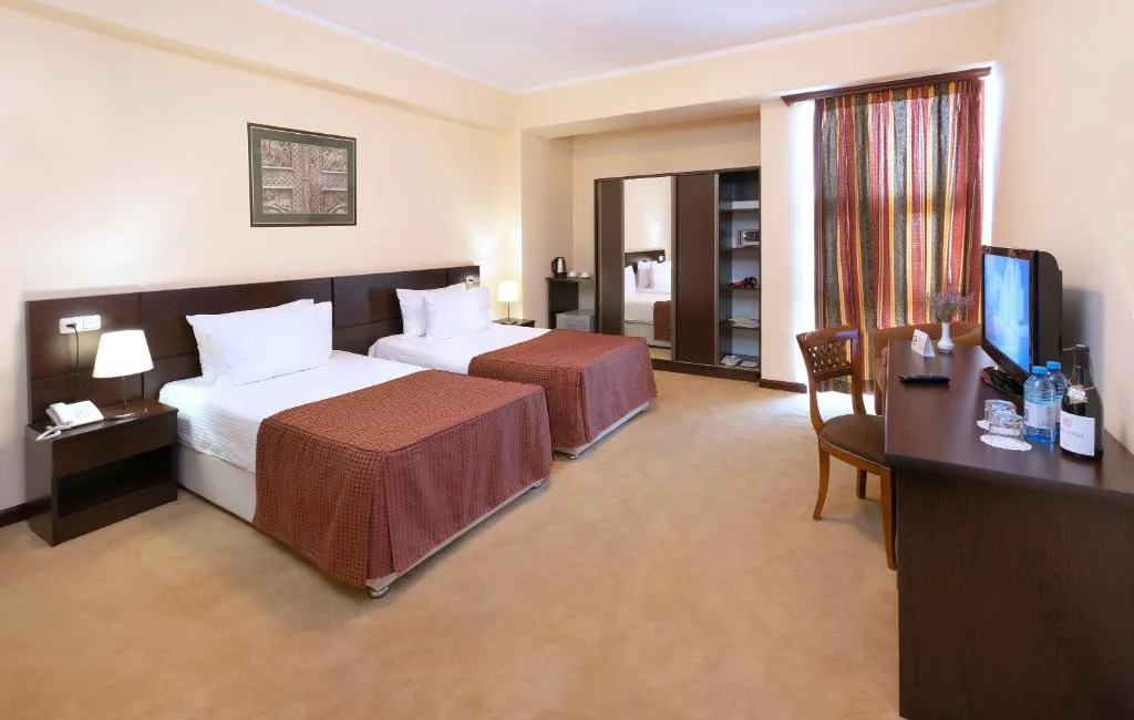 Chambre de l'Ani Central Inn avec lits jumeaux et bureau