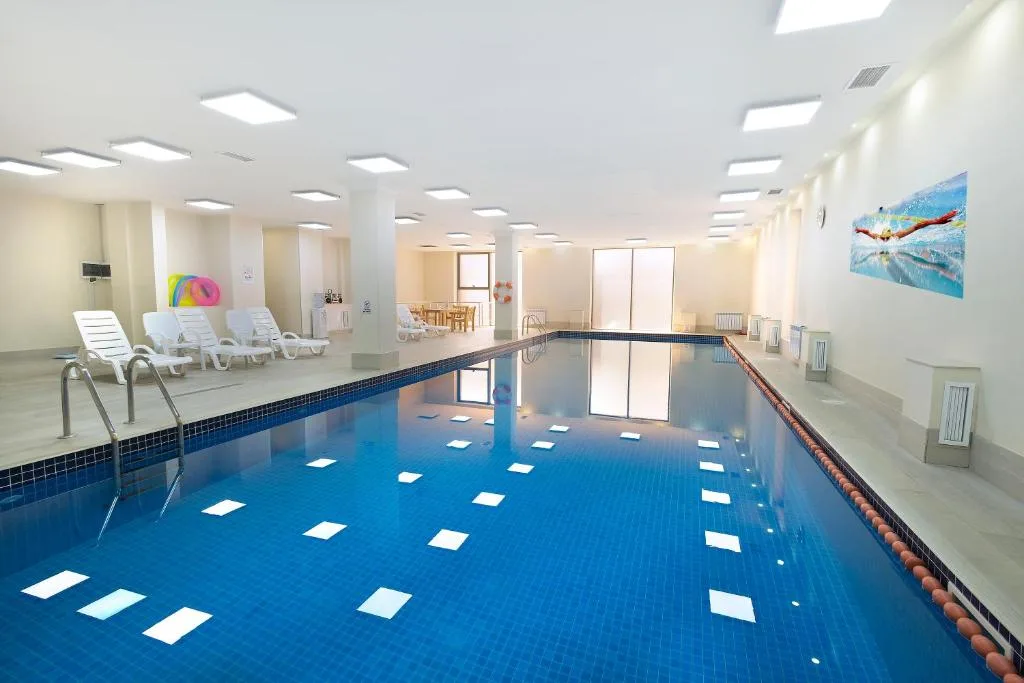 Piscine intérieure de l'Ani Central Inn à Erevan