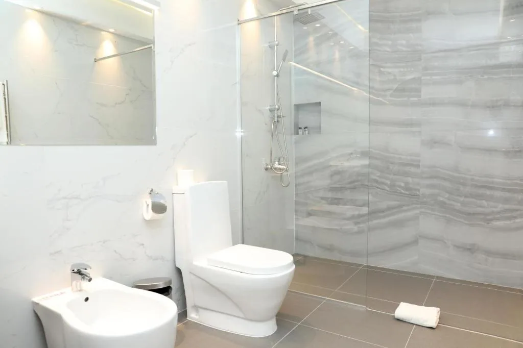Badkamer met inloopdouche, Best Western Plus Paradise Hotel Dilijan, Armenië
