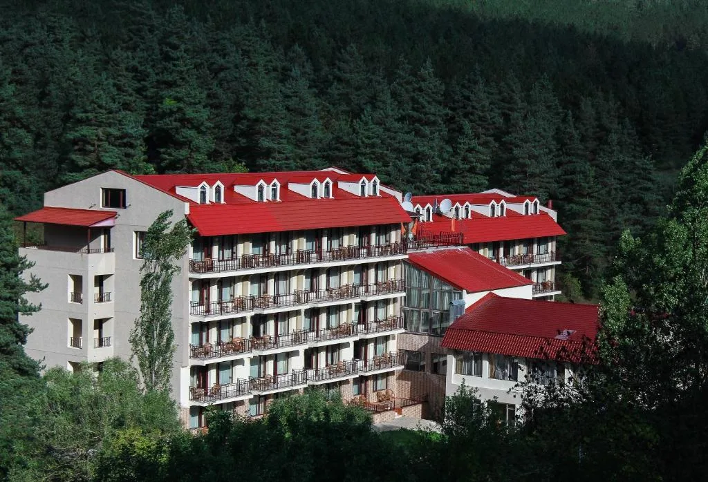 Buitenaanzicht met rode daken tussen beboste heuvels, Best Western Plus Paradise Hotel Dilijan, Armenië