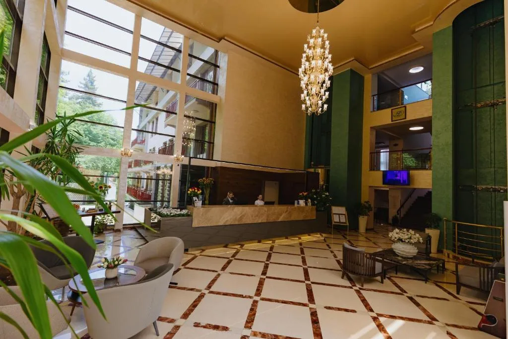 Lobby met receptie en kroonluchter, Best Western Plus Paradise Hotel Dilijan, Armenië