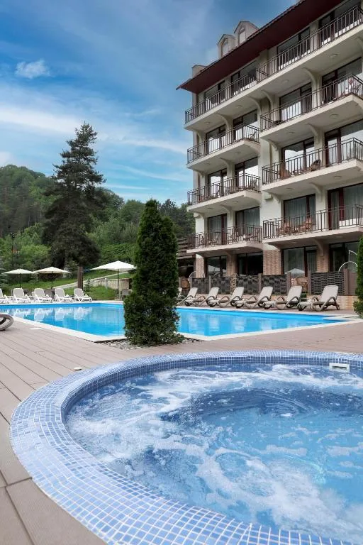 Buitenzwembad en bubbelbad naast het hotelgebouw, Best Western Plus Paradise Hotel Dilijan, Armenië
