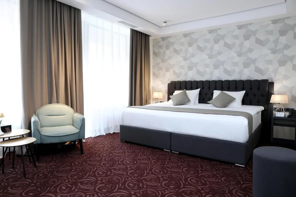 Gastenkamer met tweepersoonsbed en fauteuil, Best Western Plus Paradise Hotel Dilijan, Armenië