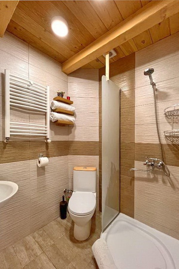 Salle de bains aux équipements modernes du Boutique Hotel Borjomi Verde